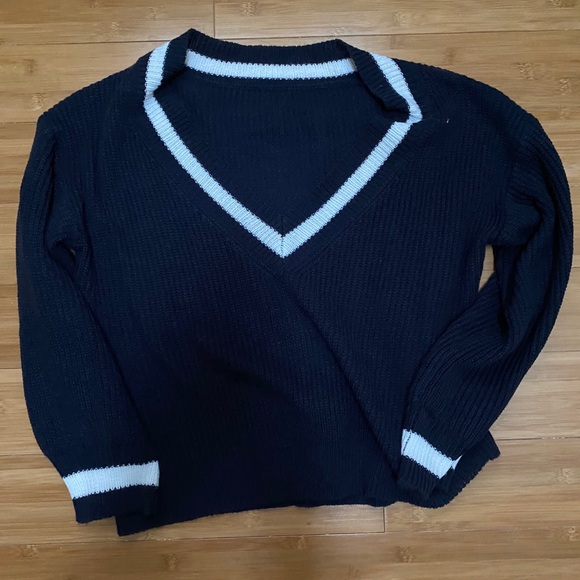 “The Old Money” Sweater in Navy - Picture 1 of 2